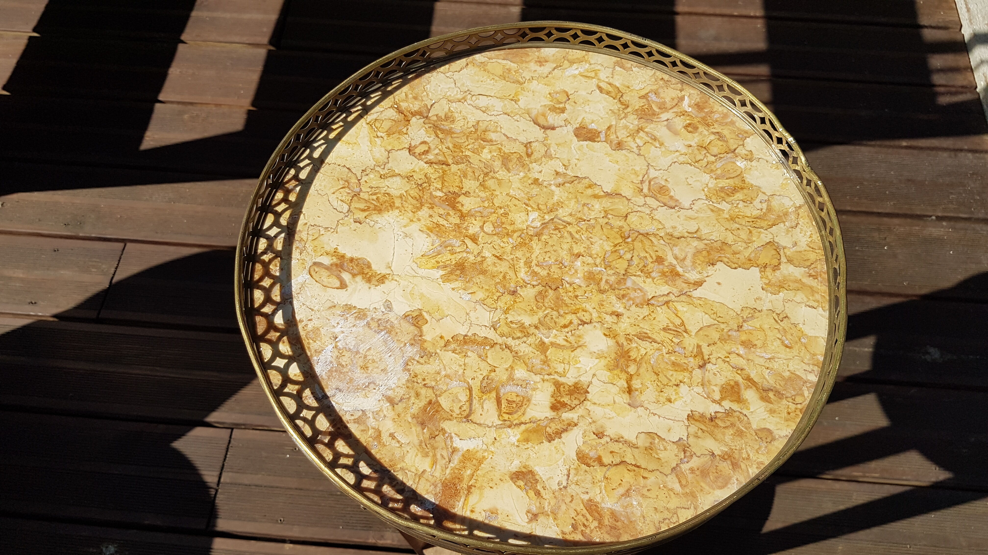 Table bouillotte en marqueterie marbre et laiton, style louis xvi à restaurer