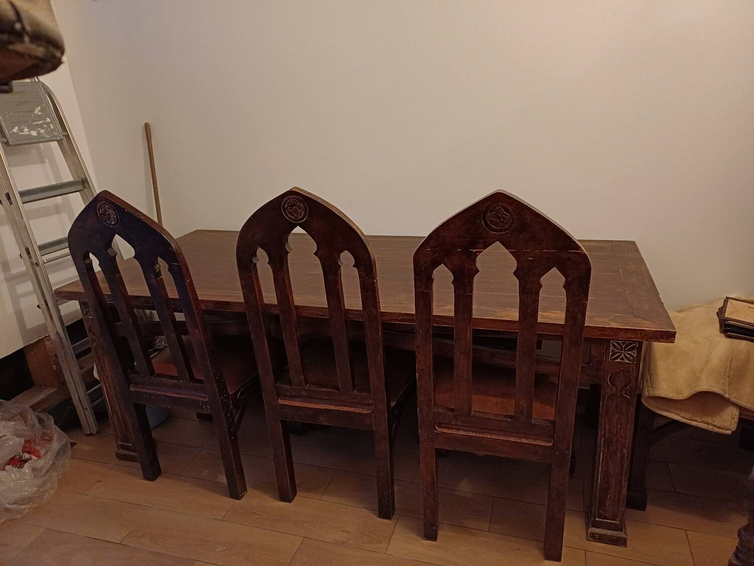 Table à manger hayrake style art nouveau et six chaises assises cuir d