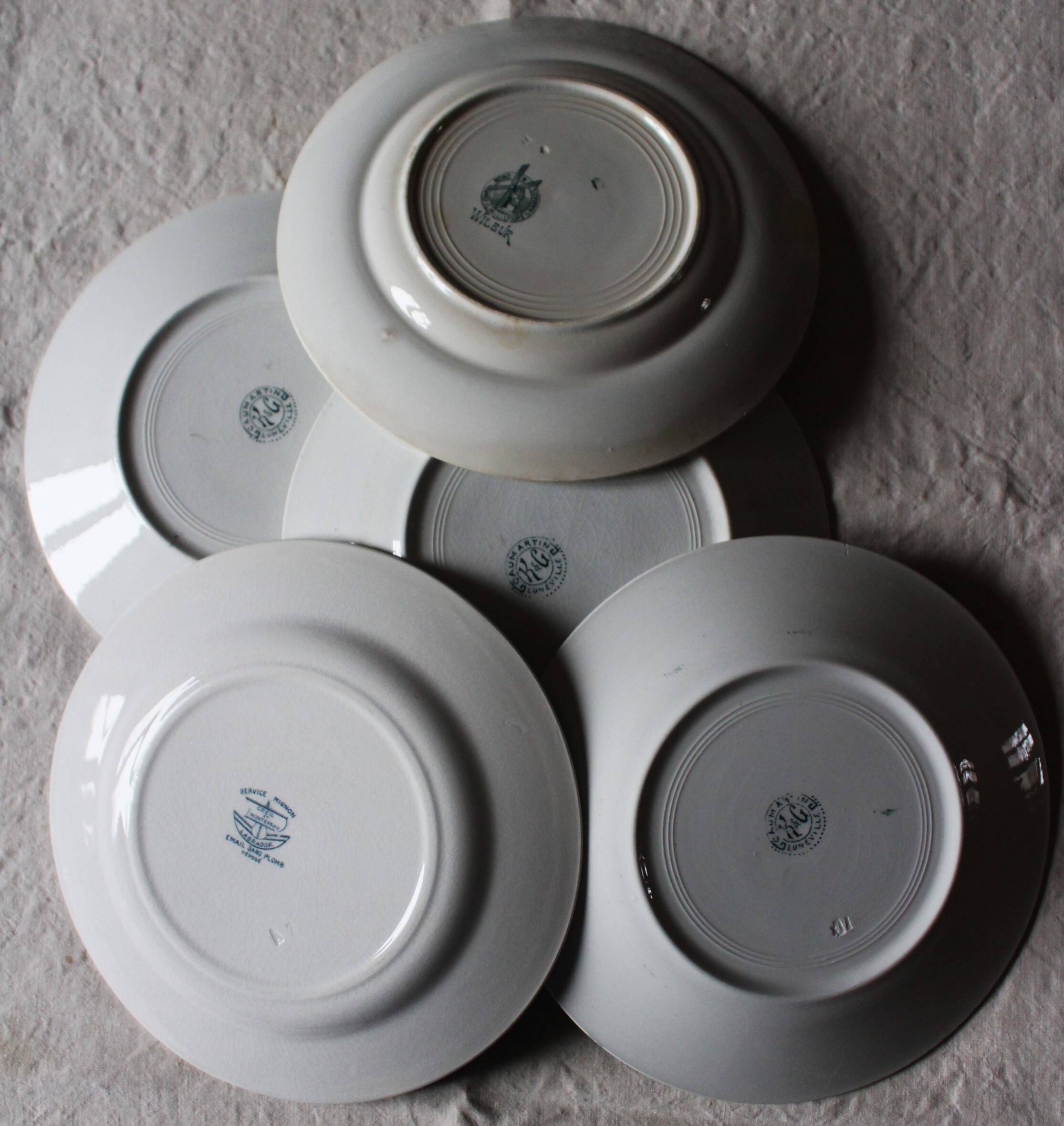 A set of 5 mismatched green blue Terre de fer flat plates
