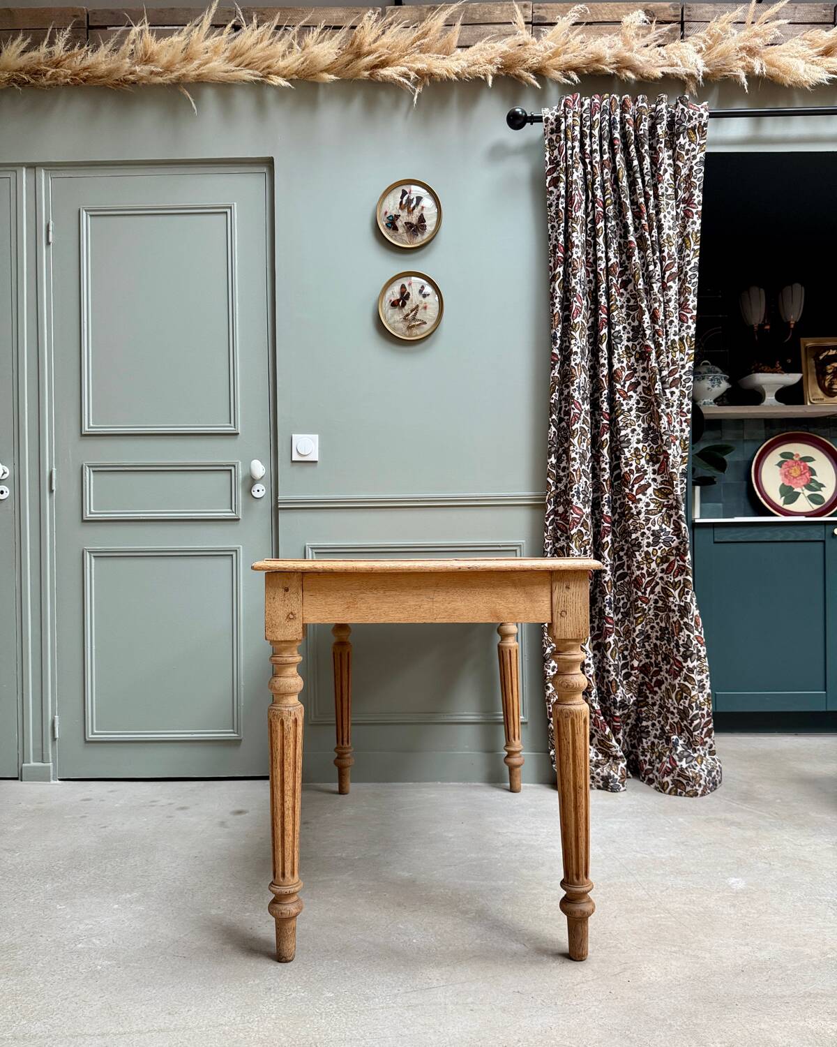 Desk with turned oak legs
