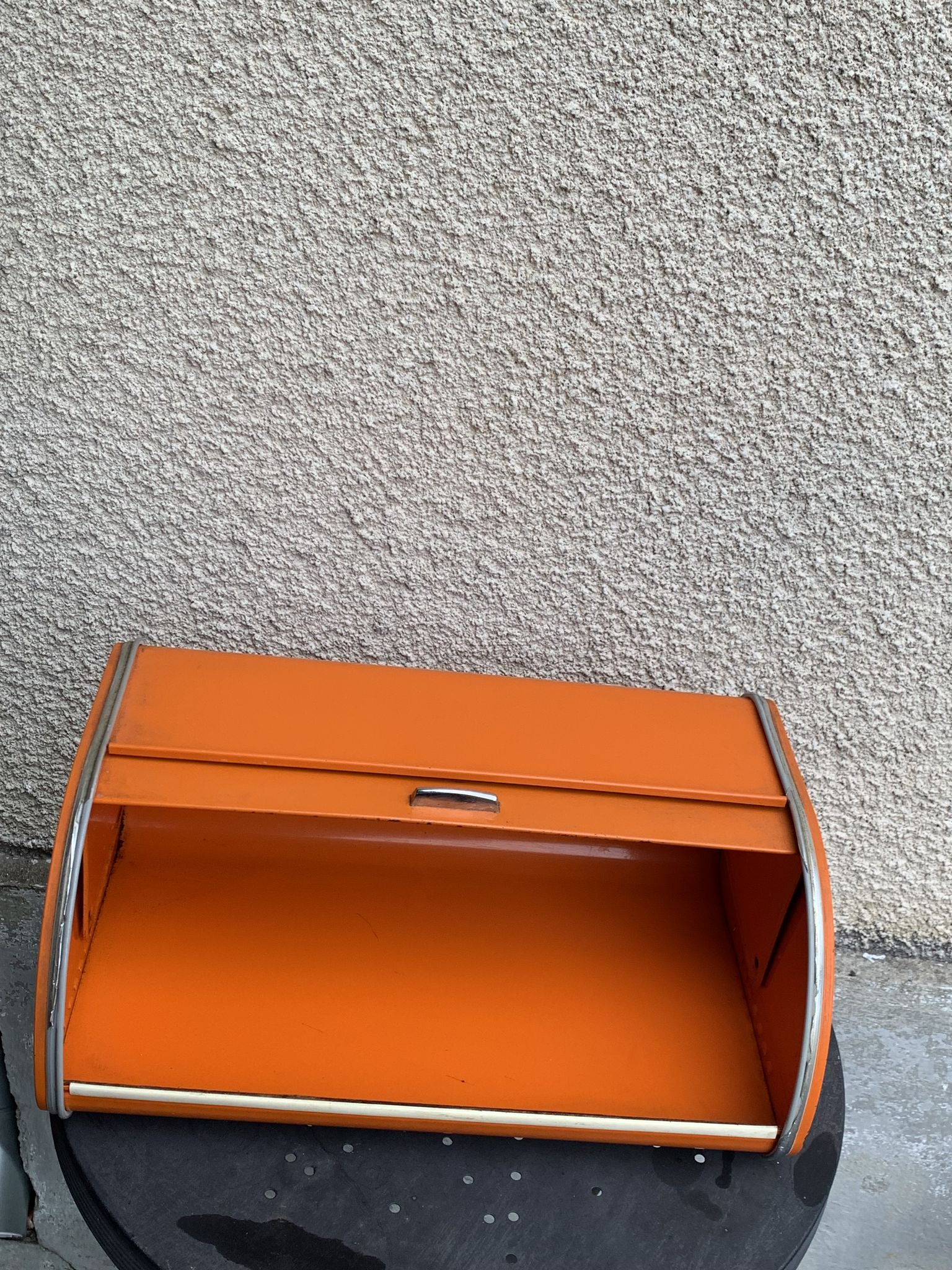 Bread box orange metal and its vintage knife 1970