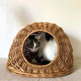 Basket for cat or dog in woven wicker
