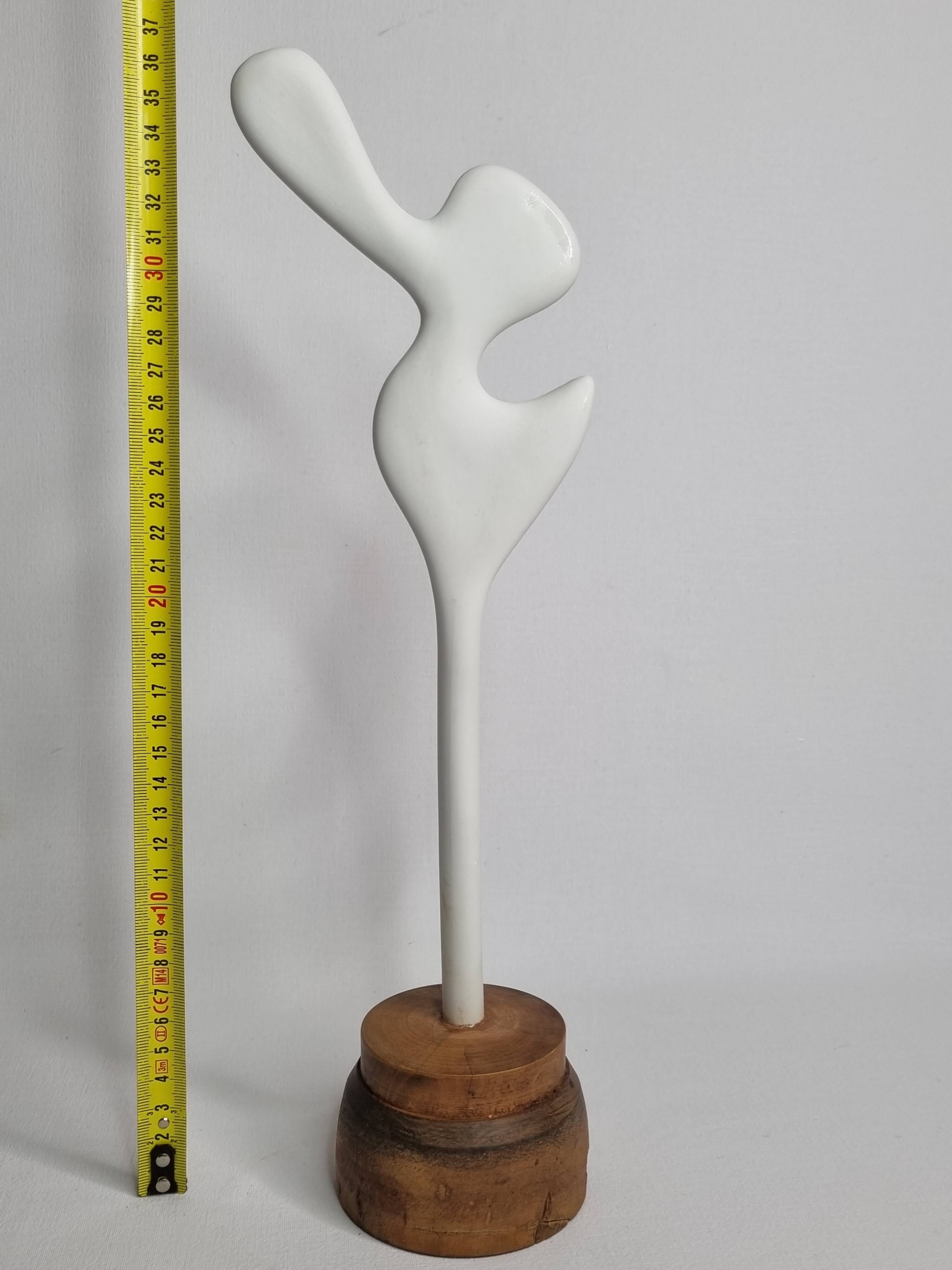 Sculpture d’inspiration biomorphique, sur socle en bois industriel, 37 cm
