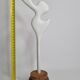 Sculpture d’inspiration biomorphique, sur socle en bois industriel, 37 cm