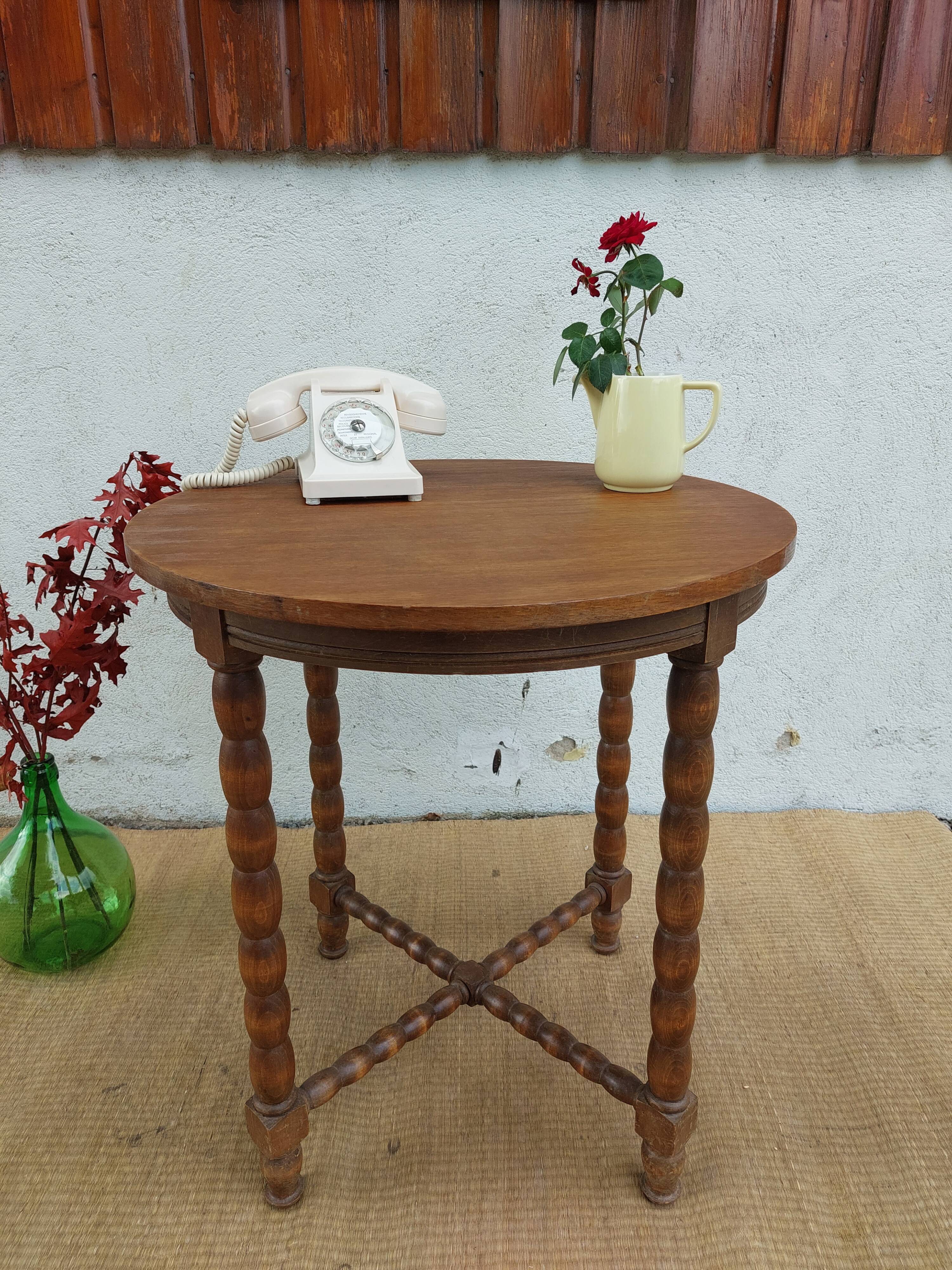 Round table, turned wooden legs