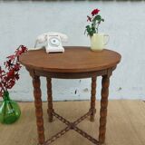 Round table, turned wooden legs