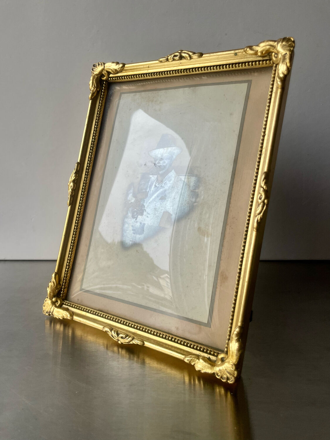 Antique  Frame gilded wood measurements 22 cm x 17  cm Convex Glass