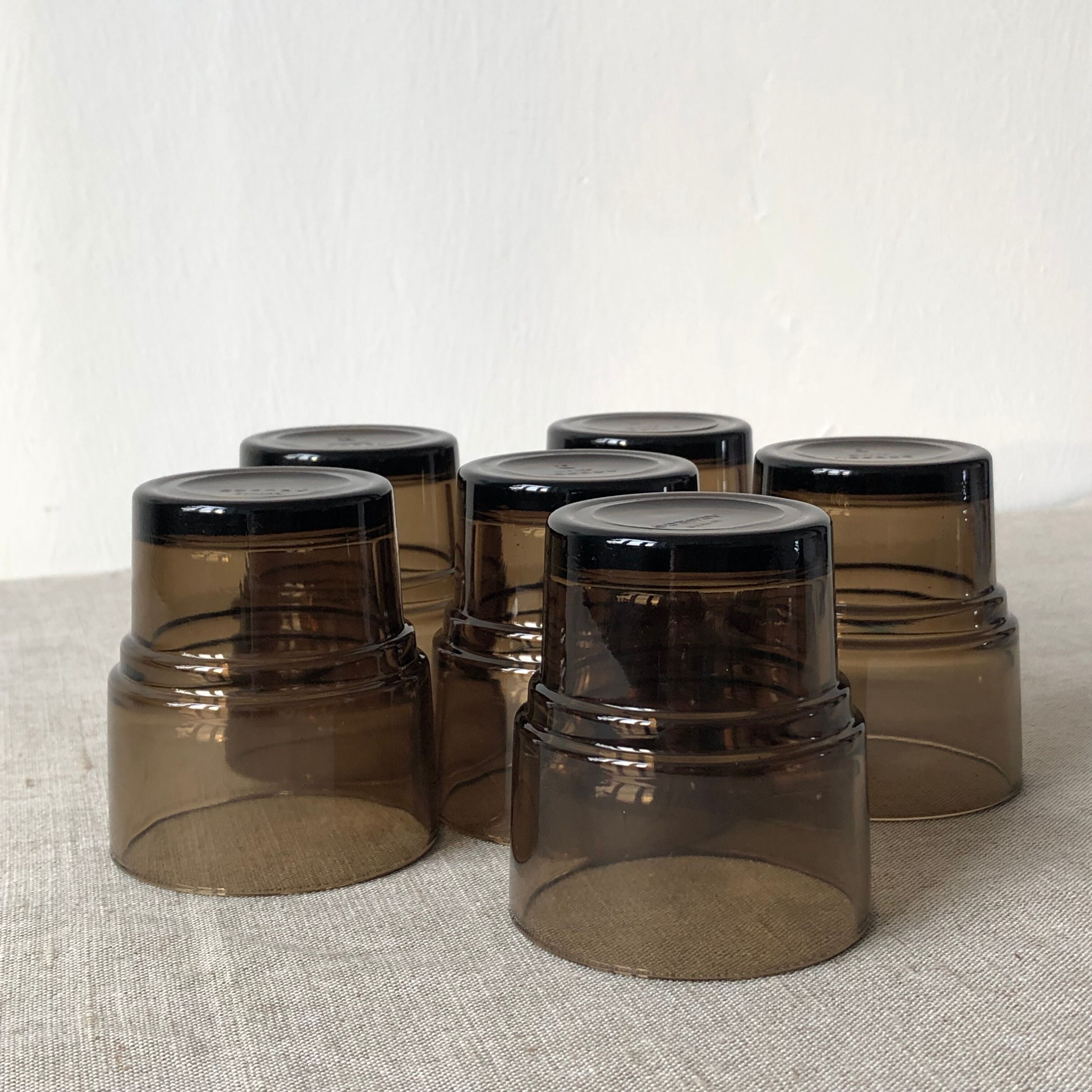 Set de 6 verres à eau, gobelets empilables fumé noir typique 70s’, Vereco