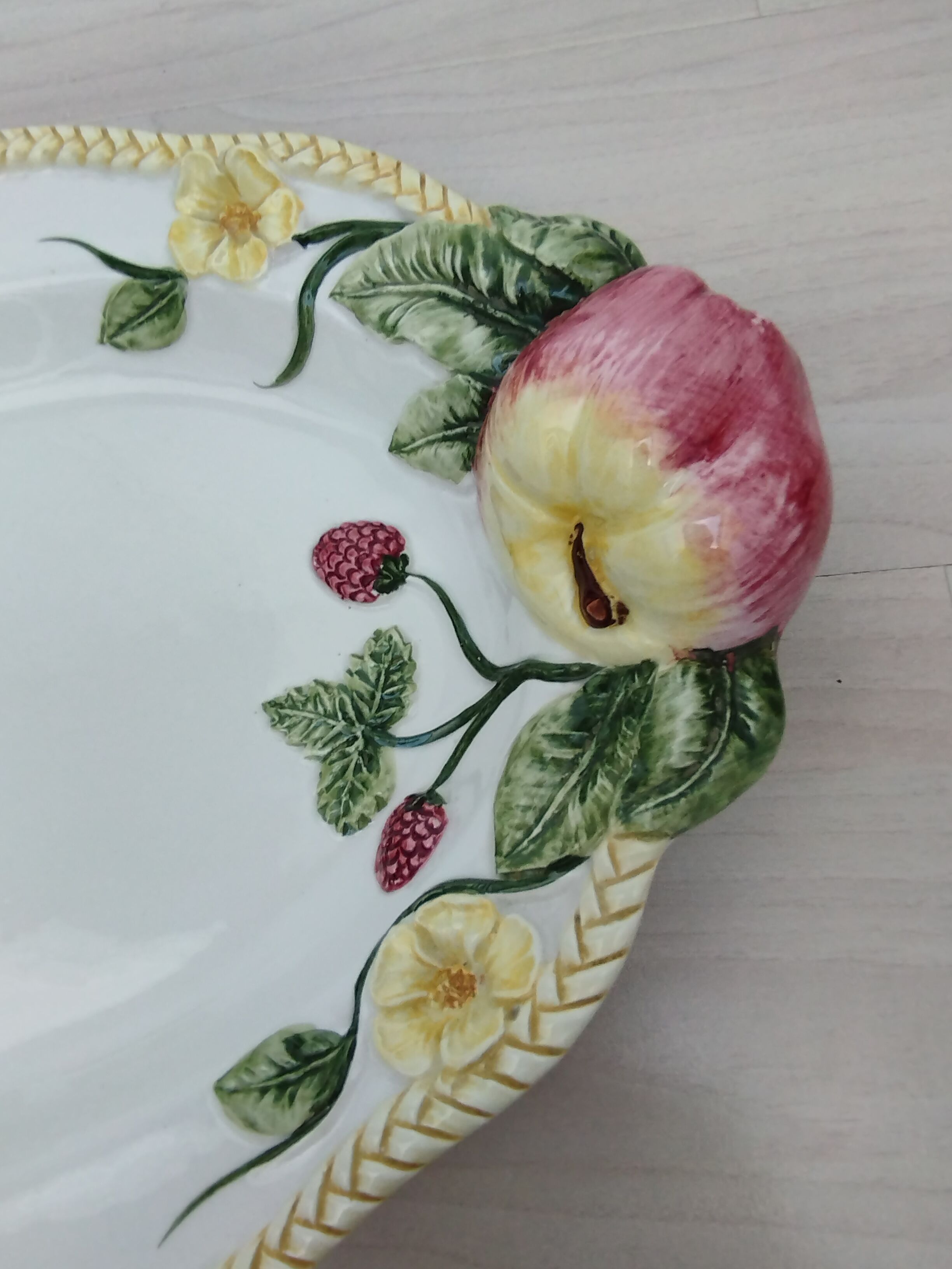 Serving dish in slip