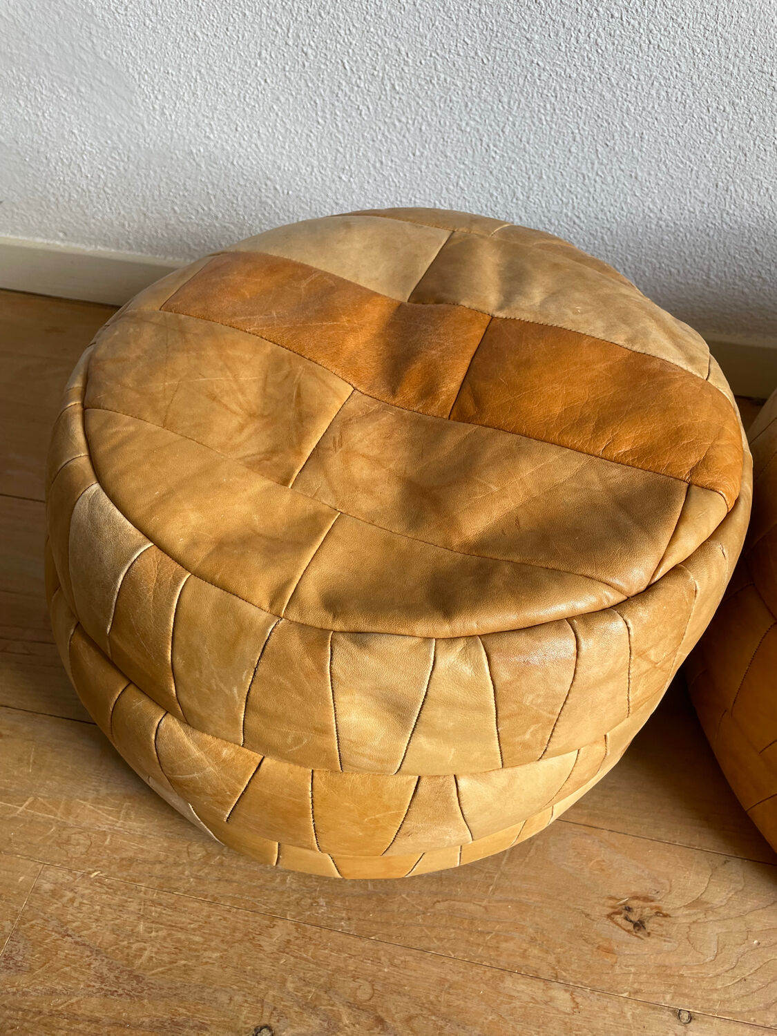 Set of 2 patchwork leather poufs brown camel De Sède
