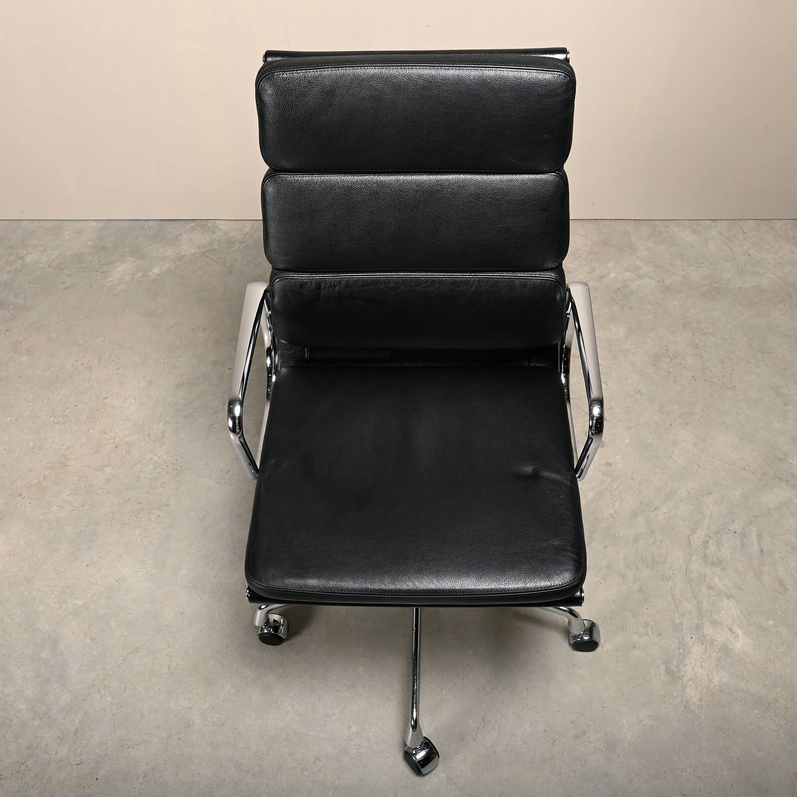 Charles & Ray Eames EA219 Office Chair in Chrome and Black leather, Vitra
