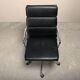 Chaise de bureau Charles & Ray Eames EA219 en chrome et cuir noir, Vitra