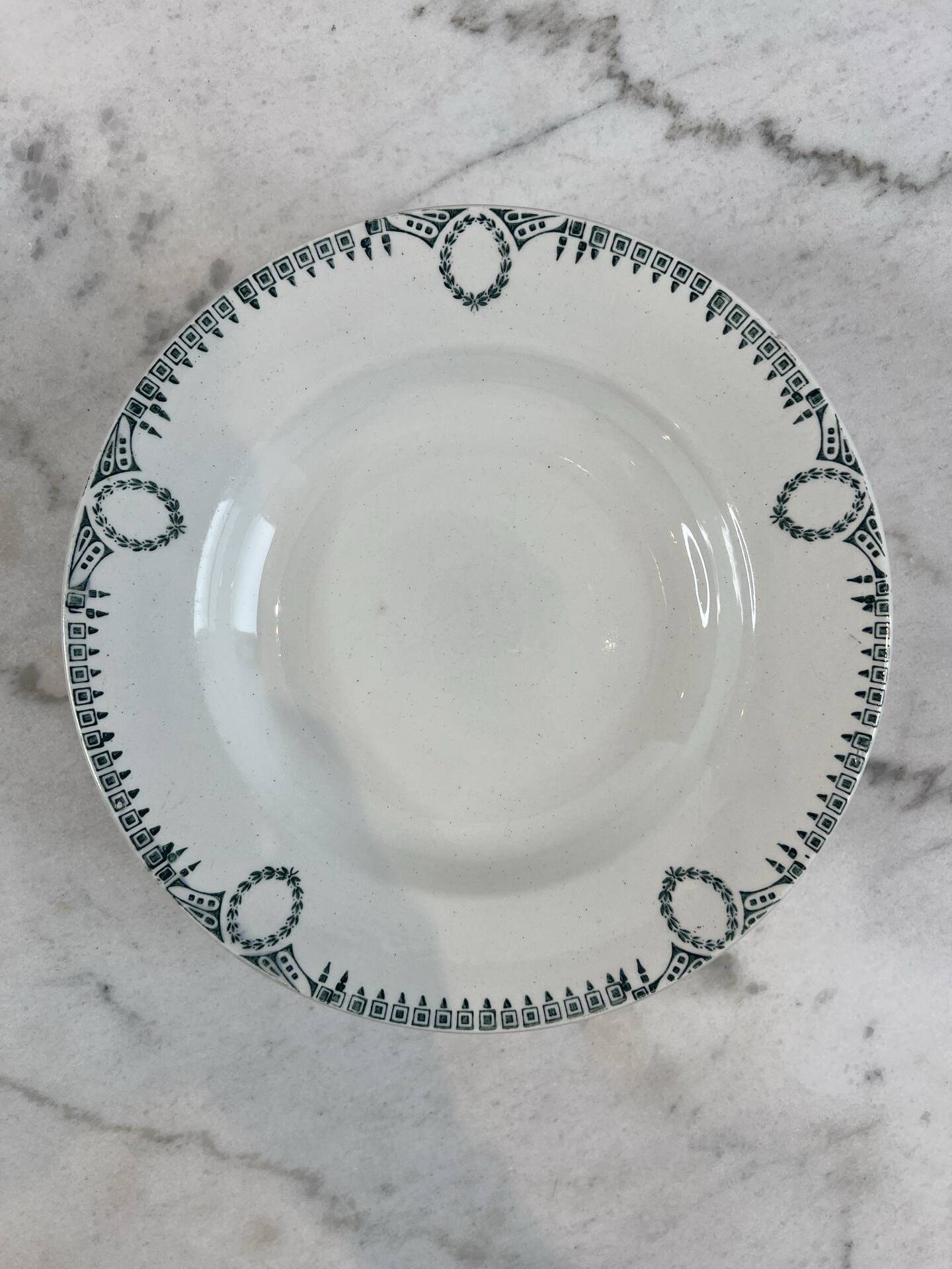 Assiette creuse en faïence décor frise verte Saint-Amand