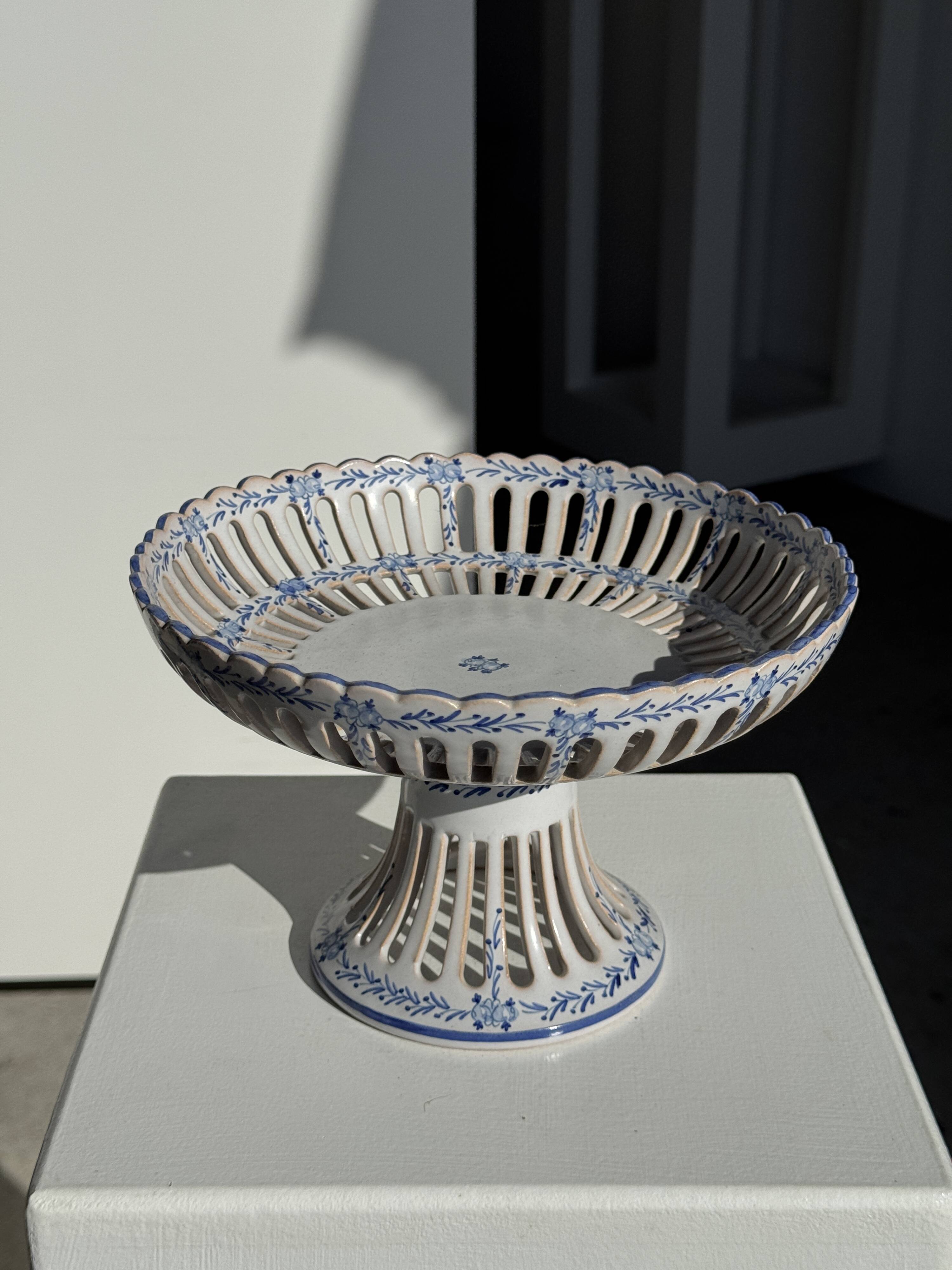 Fruit bowl with blue decorations in white earthenware from Malicorne Art H14