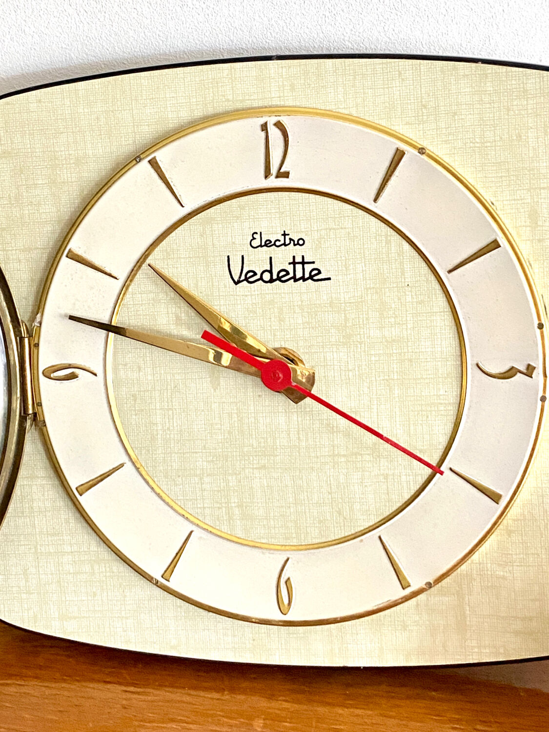 Wall clock Vintage Featured