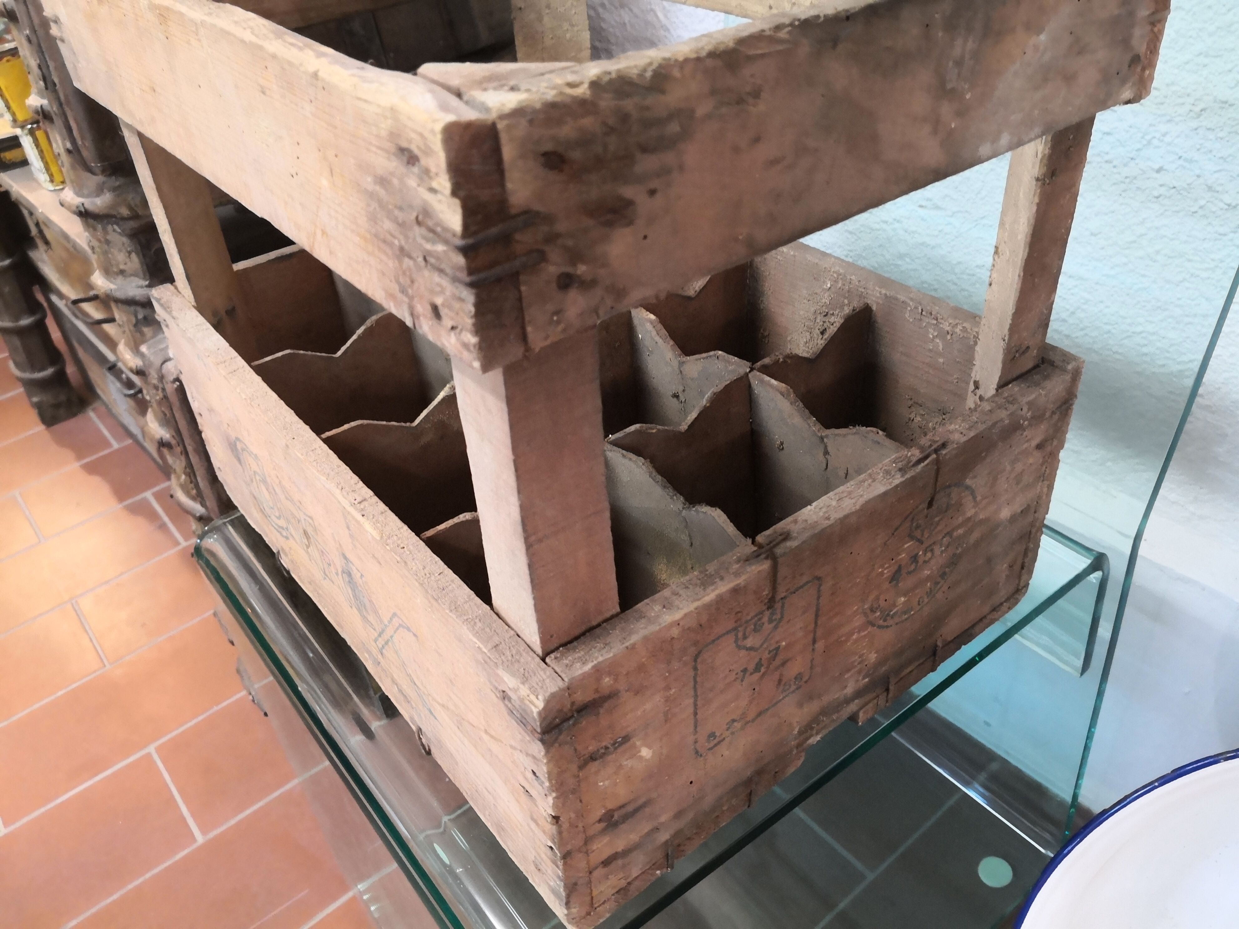 Counter-bottle locker