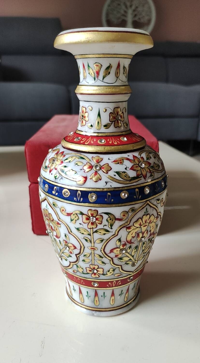Hindu marble vase with floral decoration and gold leaf, in a box. Height 20 cm.