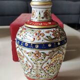 Hindu marble vase with floral decoration and gold leaf, in a box. Height 20 cm.