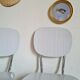 Paire de chaises en formica blanc et rayures