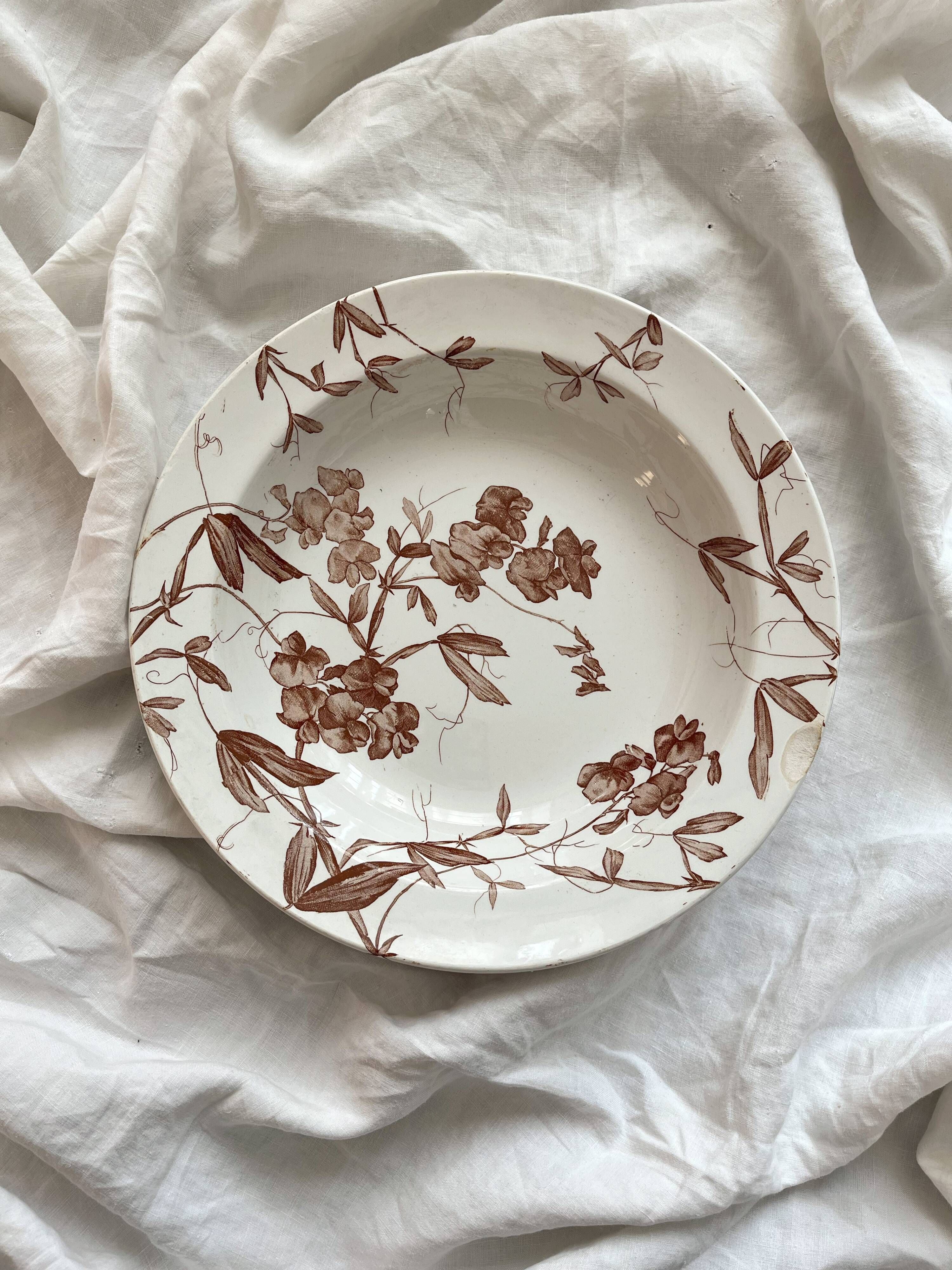 Hollow dish in iron earth sweet peas, Creil and Montereau