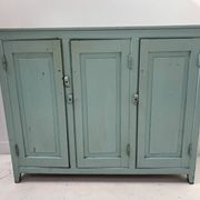 Buffet parisien de cuisine a trois portes en hêtre patiné XX siècle