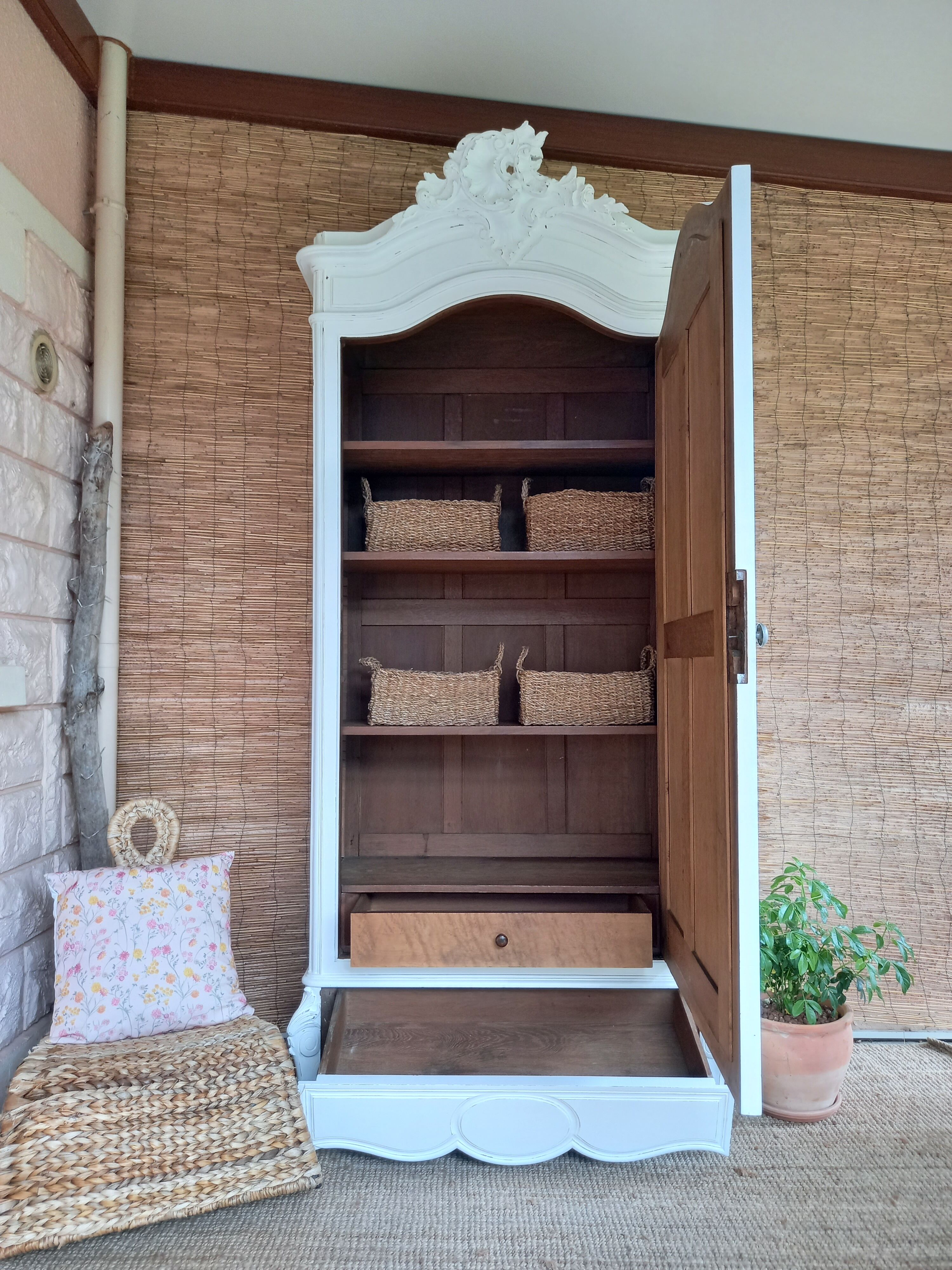 Ice cap cabinet