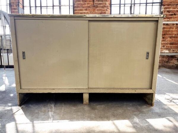 Comptoir/vitrine de magasin vintage en bois : projet de design