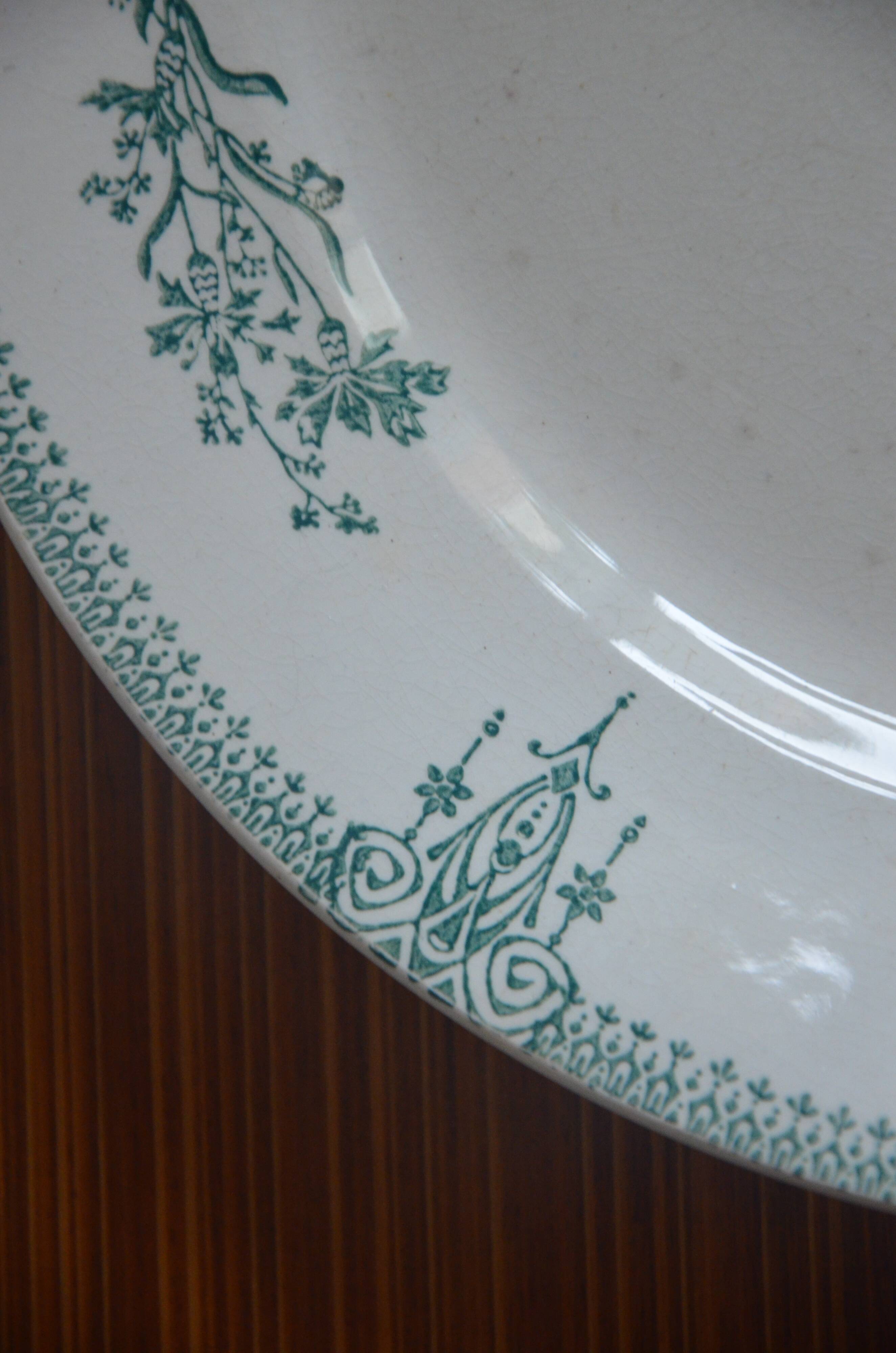 Service Dish Society of Large Ceramics Establishments