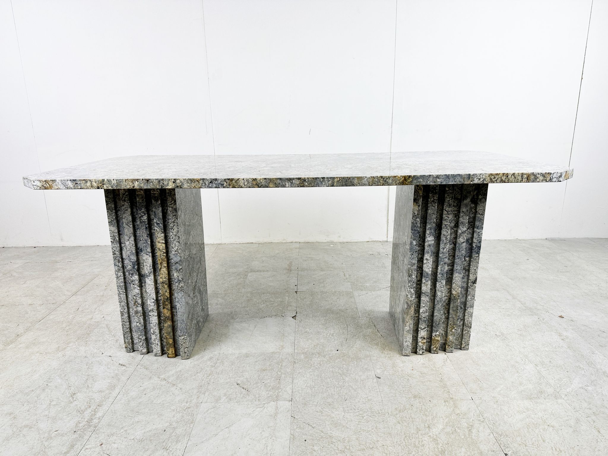 Table à manger vintage en granit, années 1970