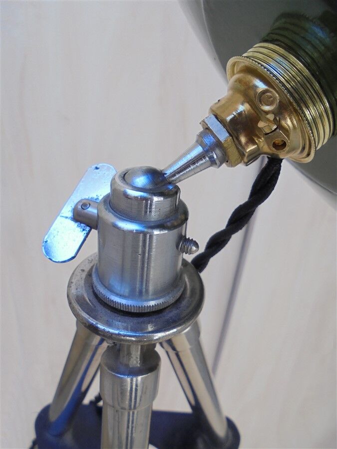Lampe tripode à hauteur réglable