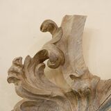 Grande paire de décorations murales en bois sculpté de feuillages 18e siècle