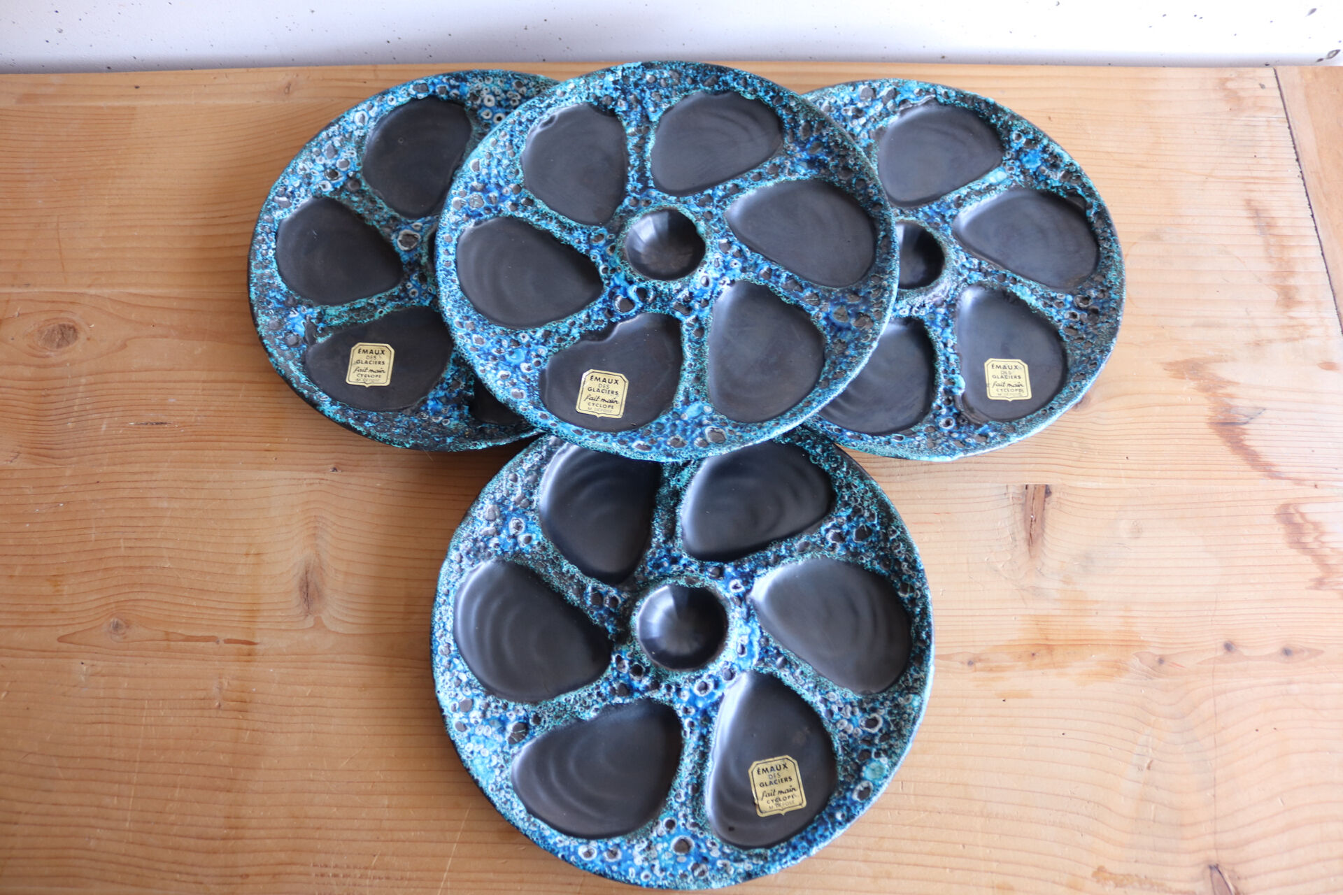 Set of 4 Cyclope oyster plates – Émaux des Glaciers