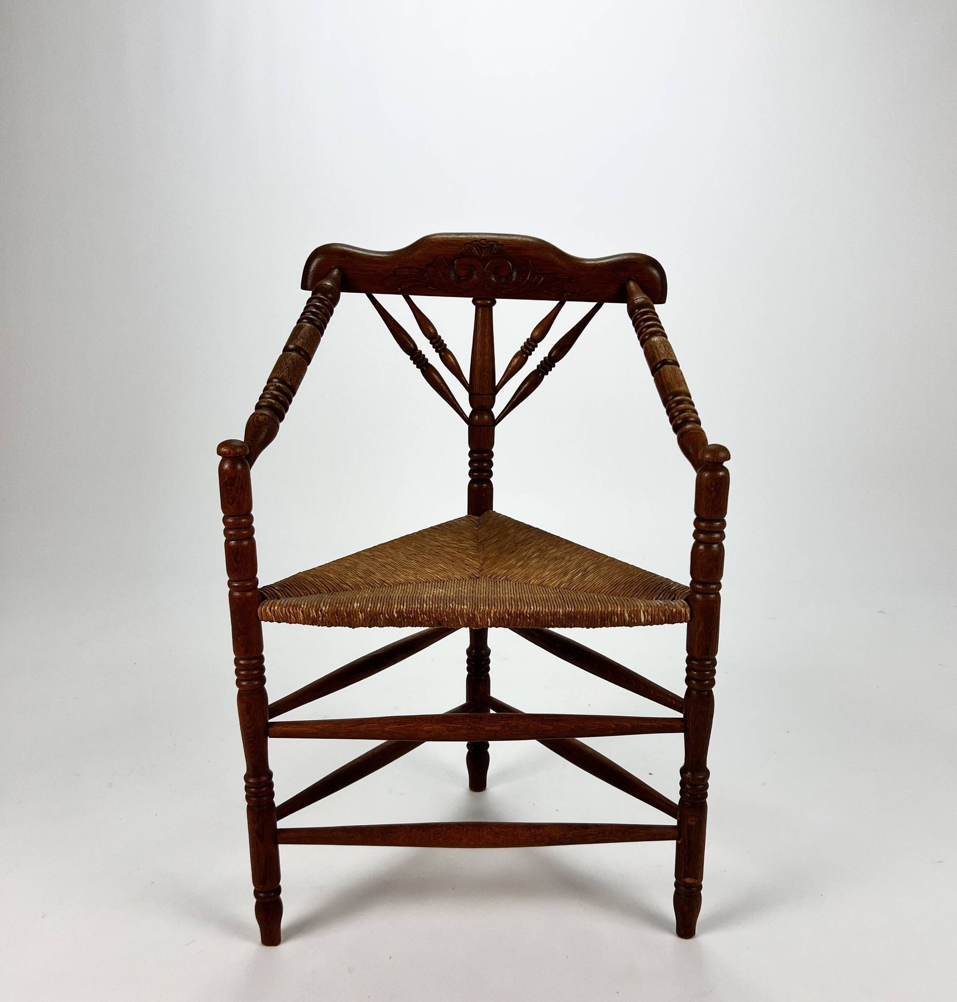 Chaise triangulaire en chêne massif et osier années 1950