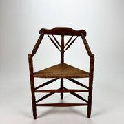 Chaise triangulaire en chêne massif et osier années 1950