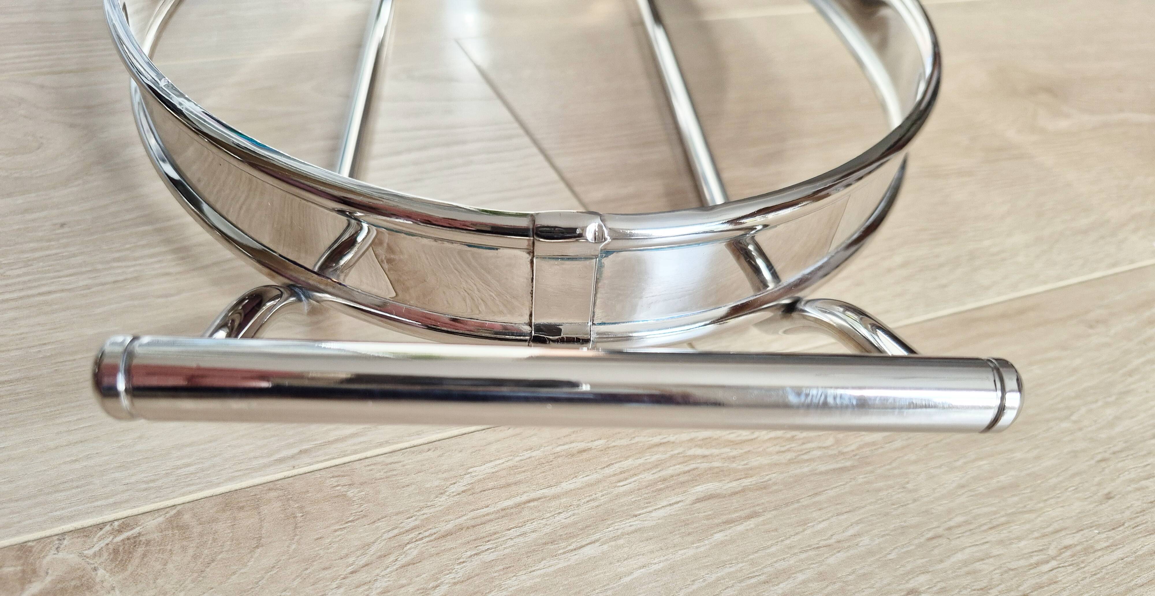 Oval Pyrex gratin dish, silver-plated metal stand.