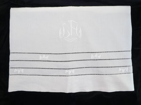 Ancien drap en lin monogramme LA