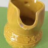 Petit pichet jaune ancien estampillé Digoin, numéroté 7315. Motifs en relief fleurs et feuilles