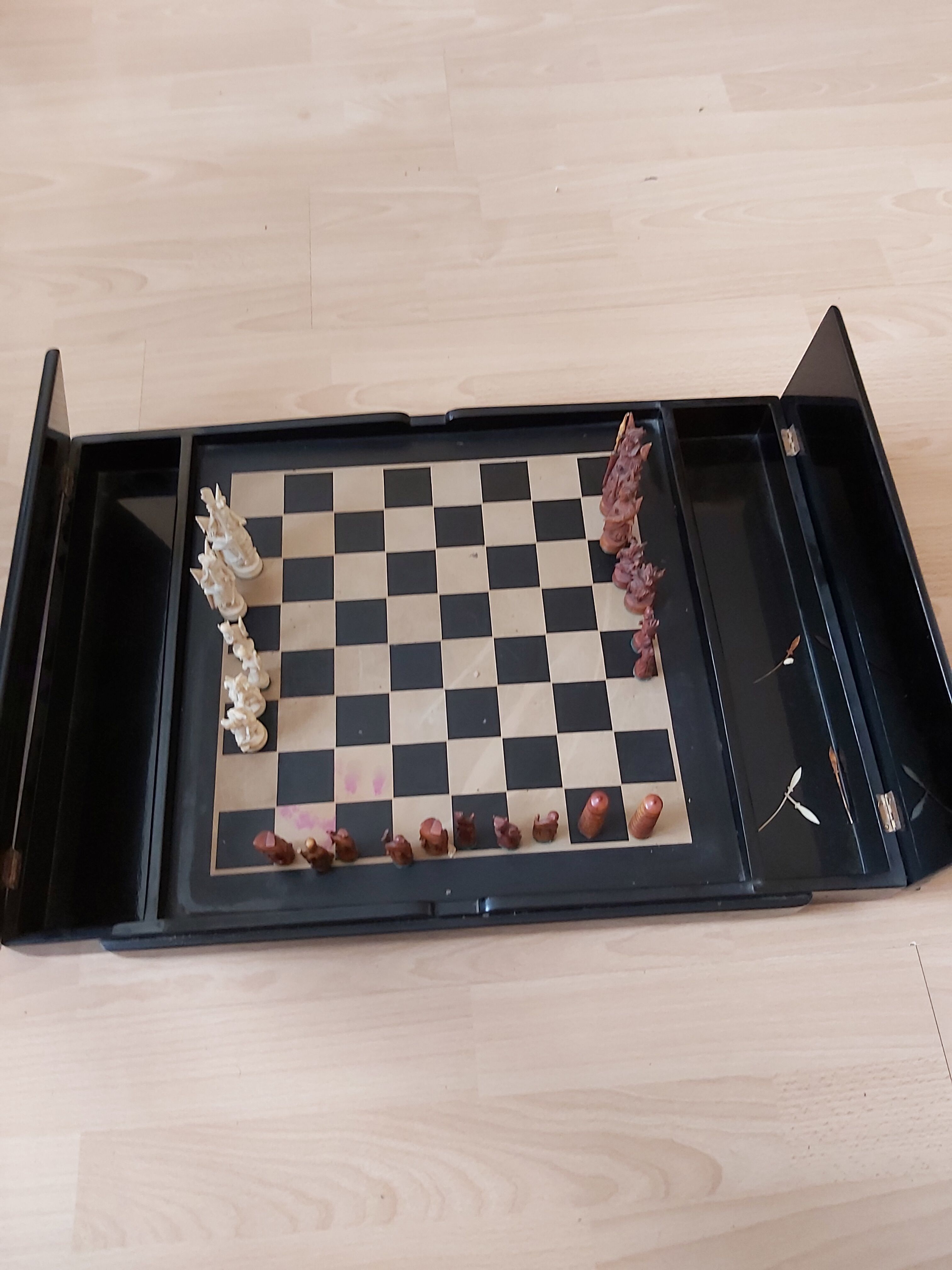Chess game of the years with black lacquer and ivory board