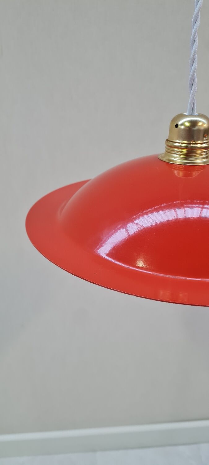 Enamelled sheet metal pendant light