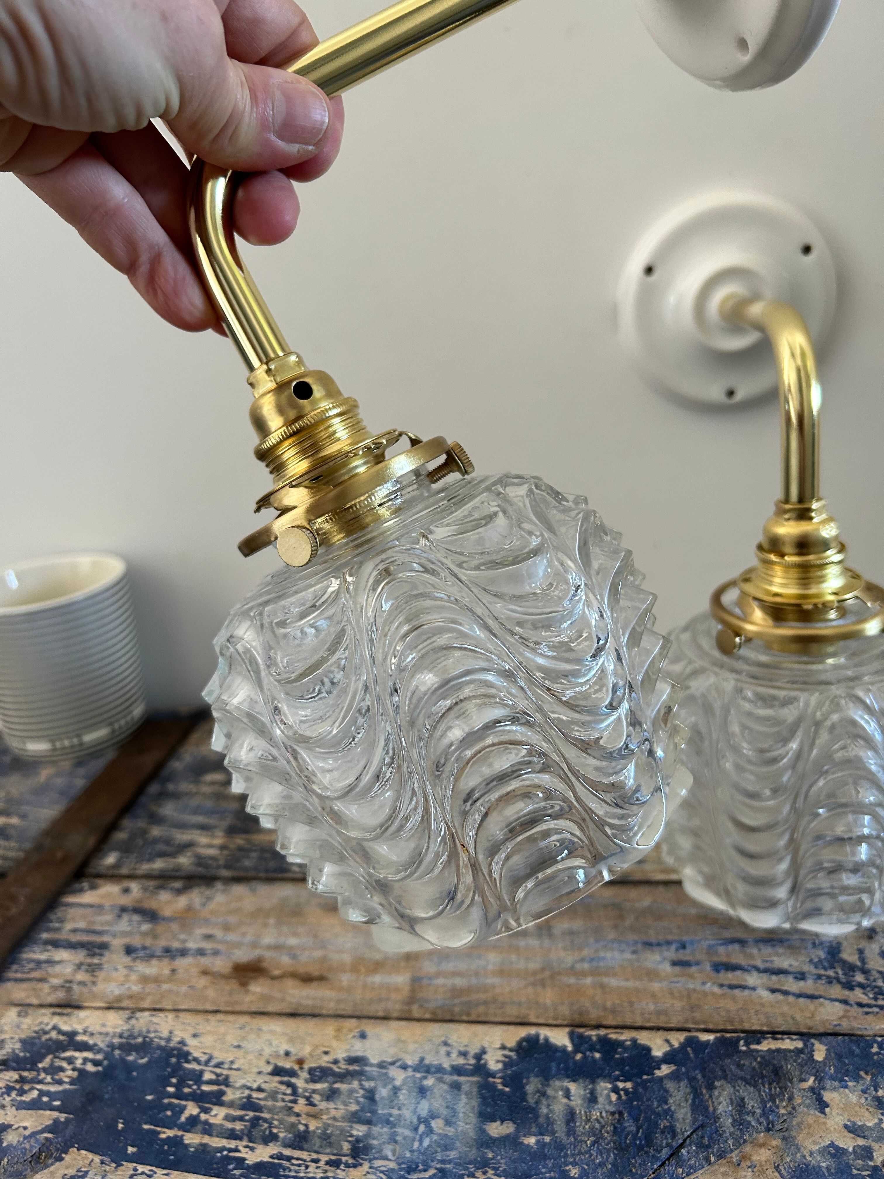 Paire d’appliques murales en verre ciselé