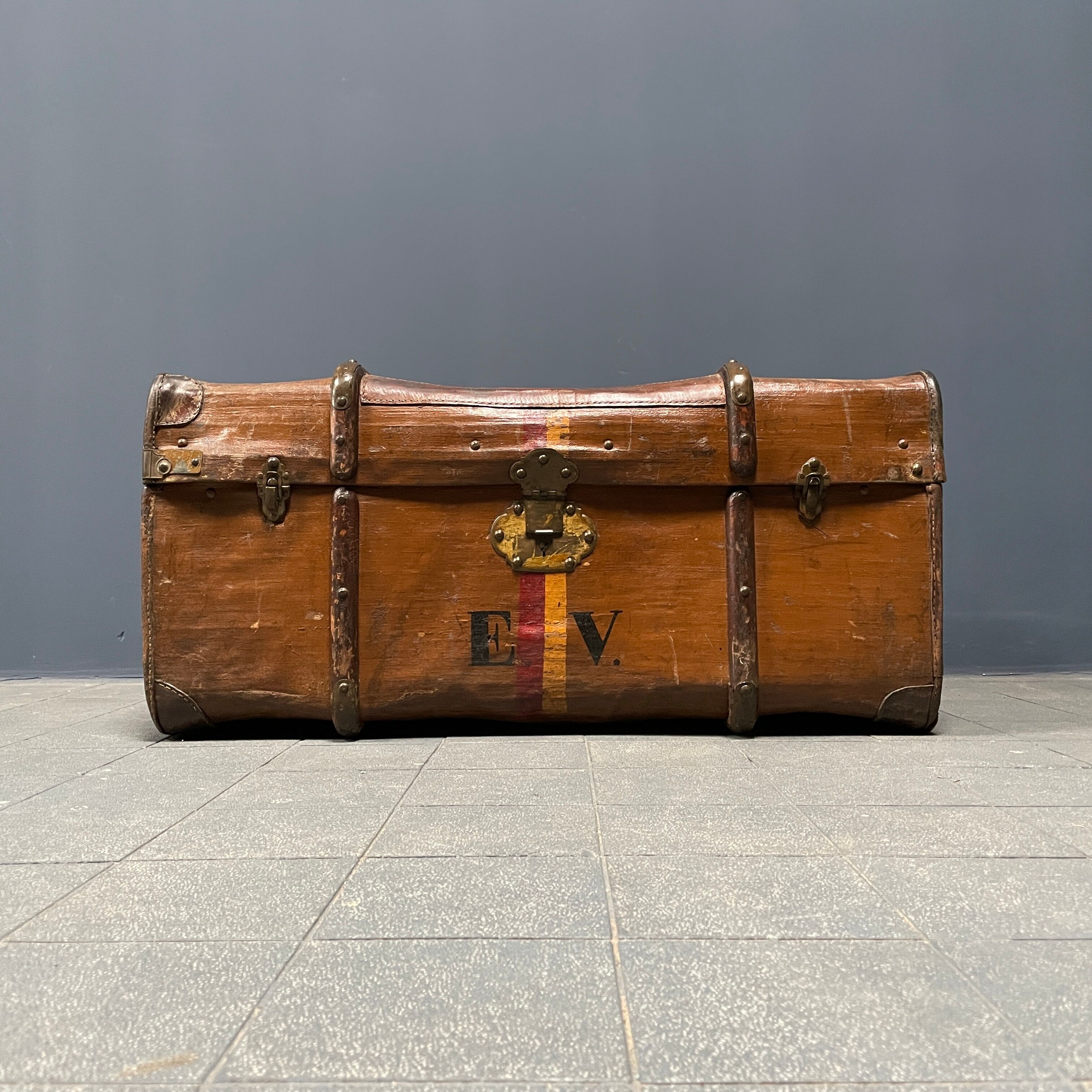 Antique brown travel case with wooden slides from the early 1900s