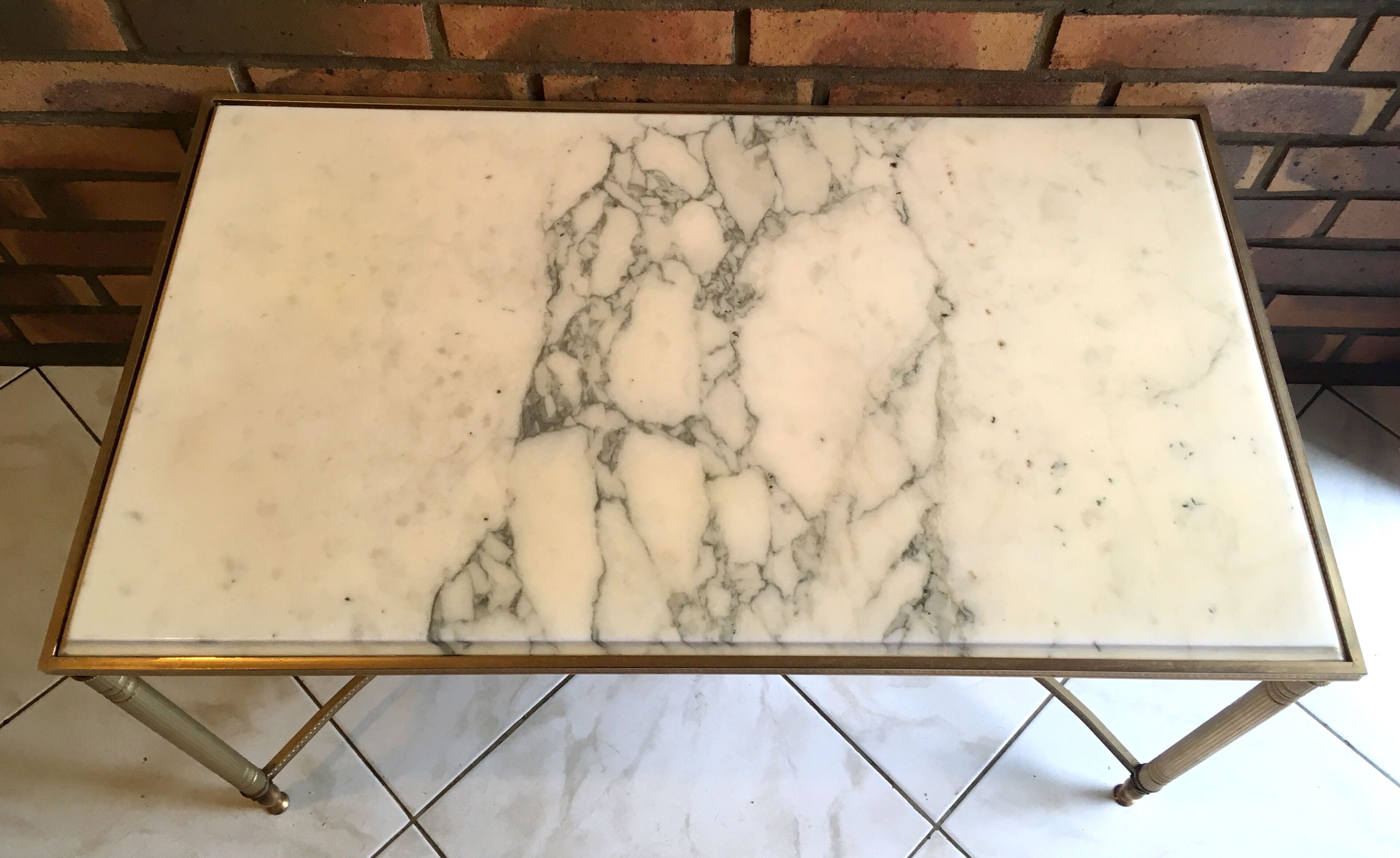 Table basse en marbre blanc et métal doré vintage, années 70