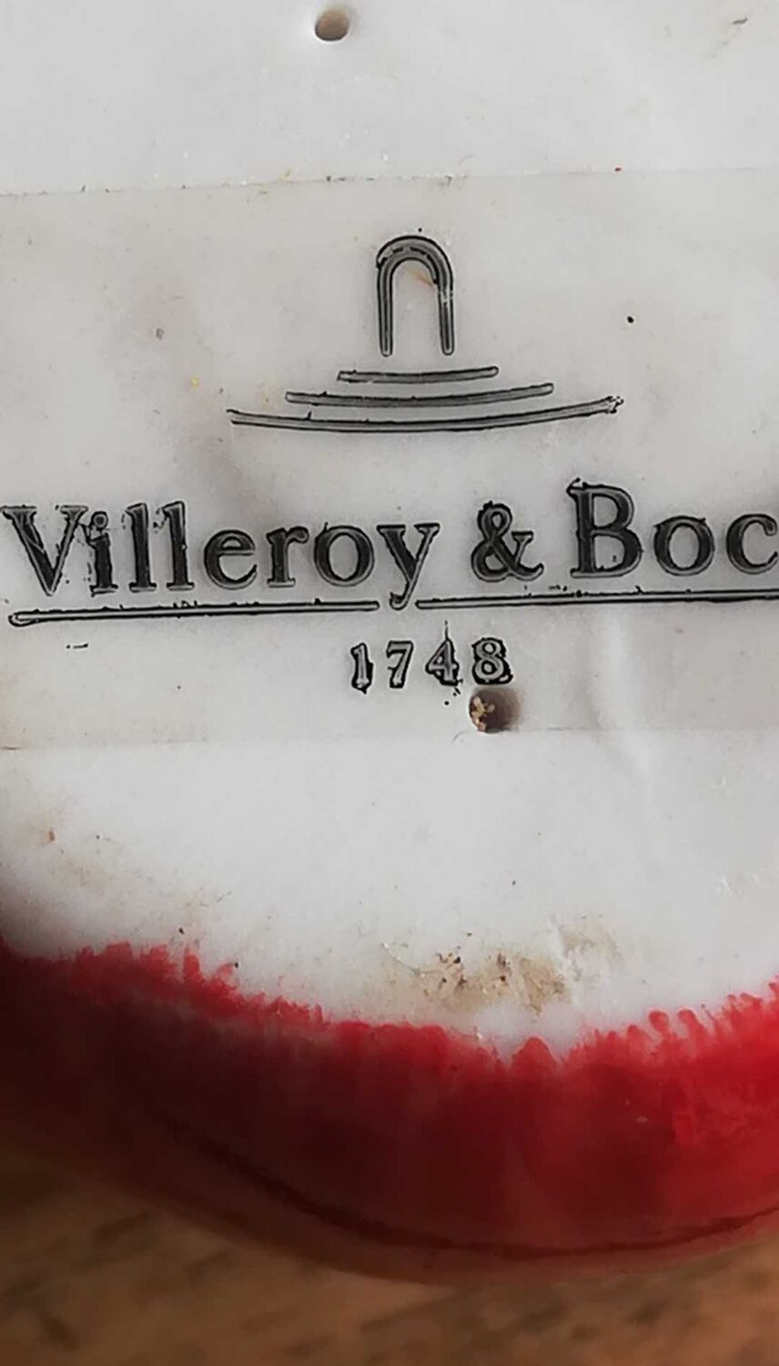 Set of 4 red tulip bowls by Villeroy & Boch.