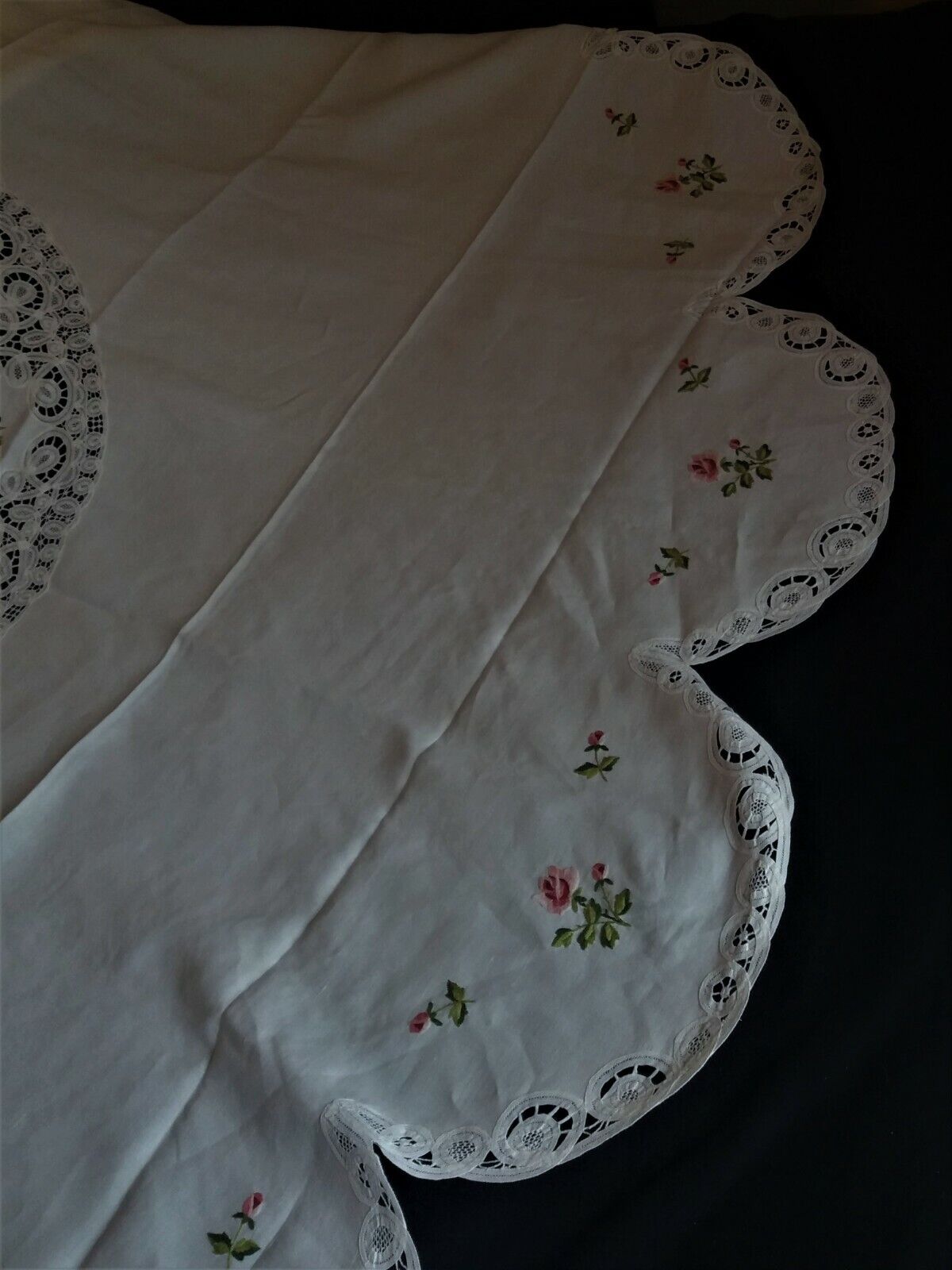 Linge de table nappe ronde huit serviettes dentelle de Luxeuil lin