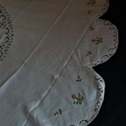 Linge de table nappe ronde huit serviettes dentelle de Luxeuil lin