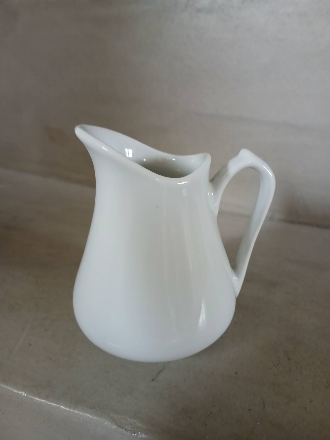 2 petits pichets en porcelaine blanche