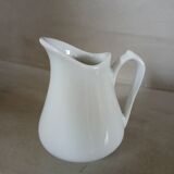 2 petits pichets en porcelaine blanche