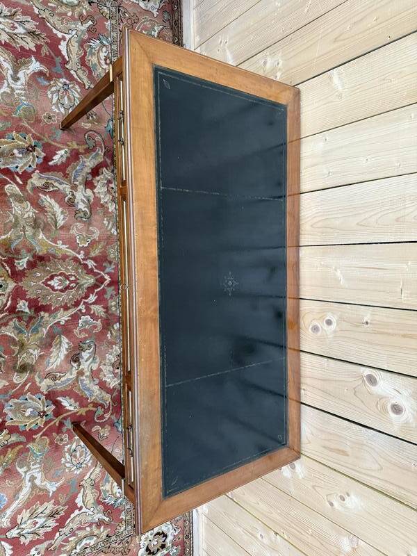 Bureau plat de style Louis XVI en merisier et cuir noir