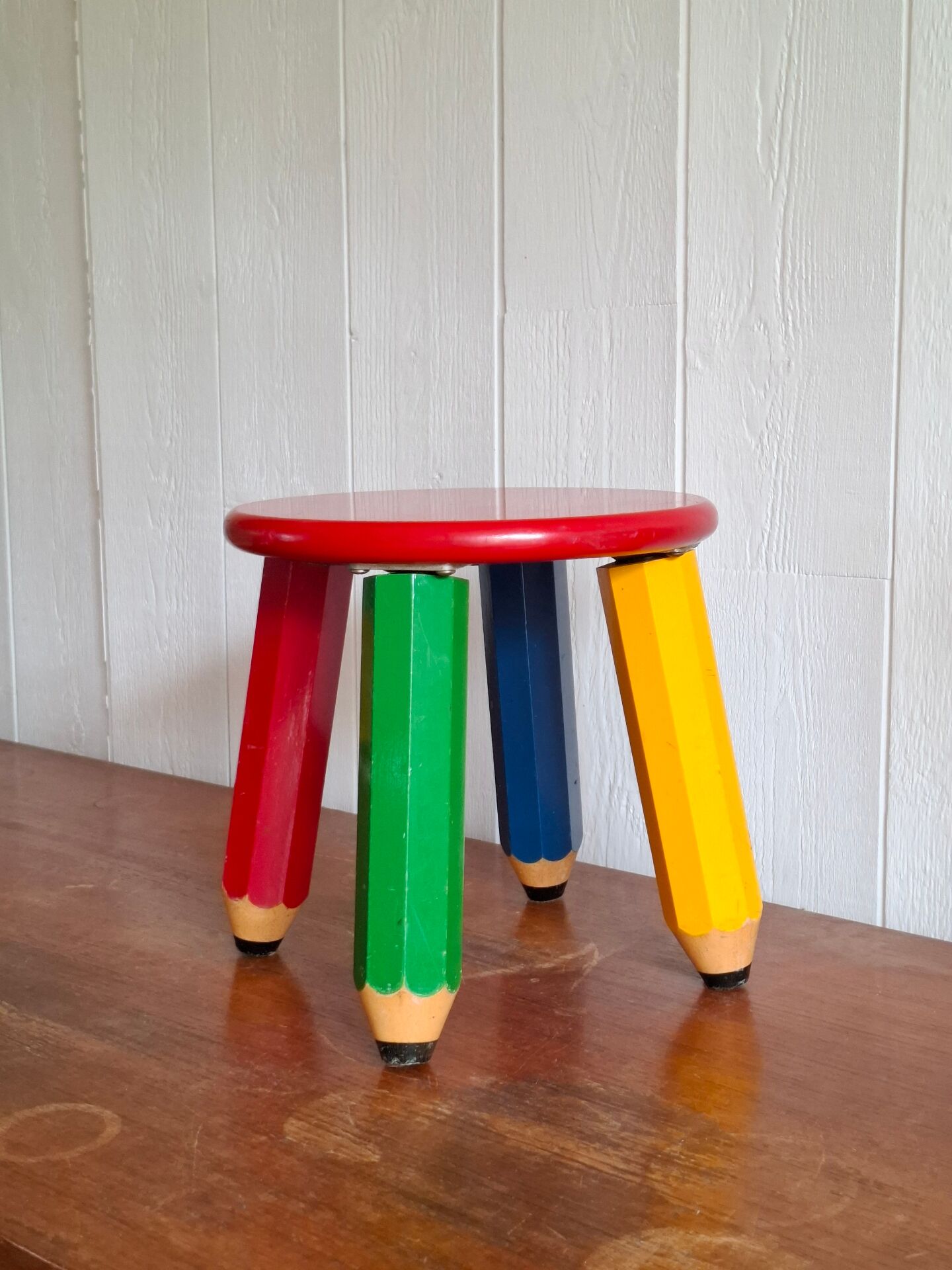 Tabouret crayon Memphis