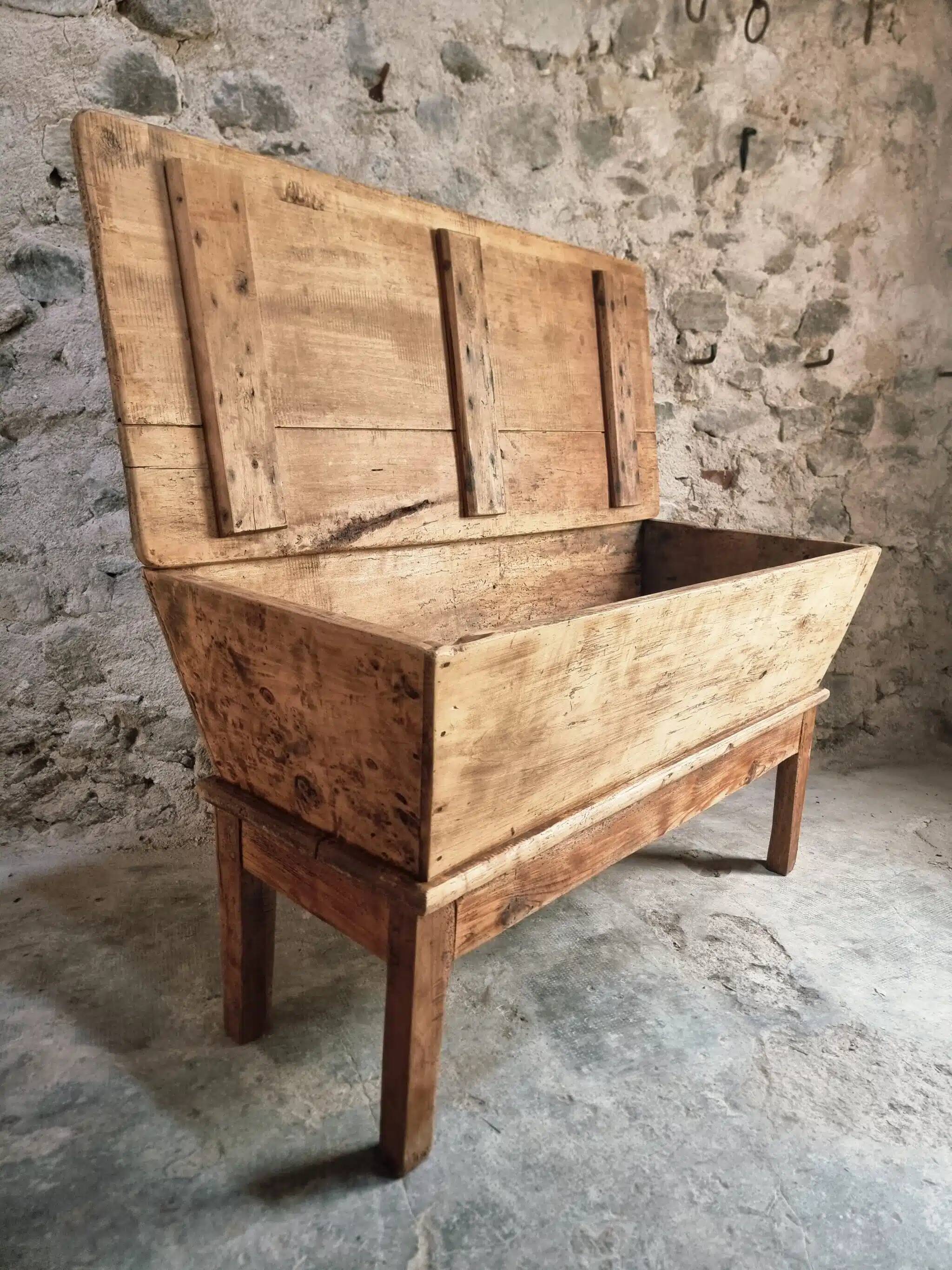 Ancien pétrin français – Coffre de rangement en bois de platane du XIXe siècle de la région de la Loire (150 × 84 × 66 cm)